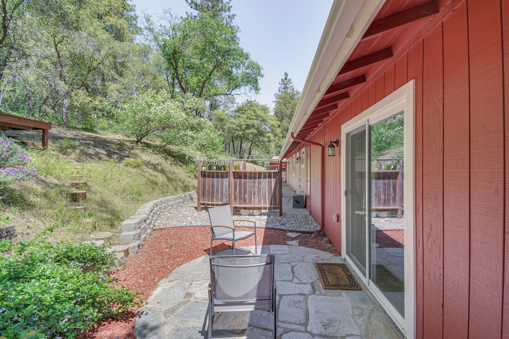 Hike, Boat & More: Cabin w/ Hot Tub in Ahwahnee!