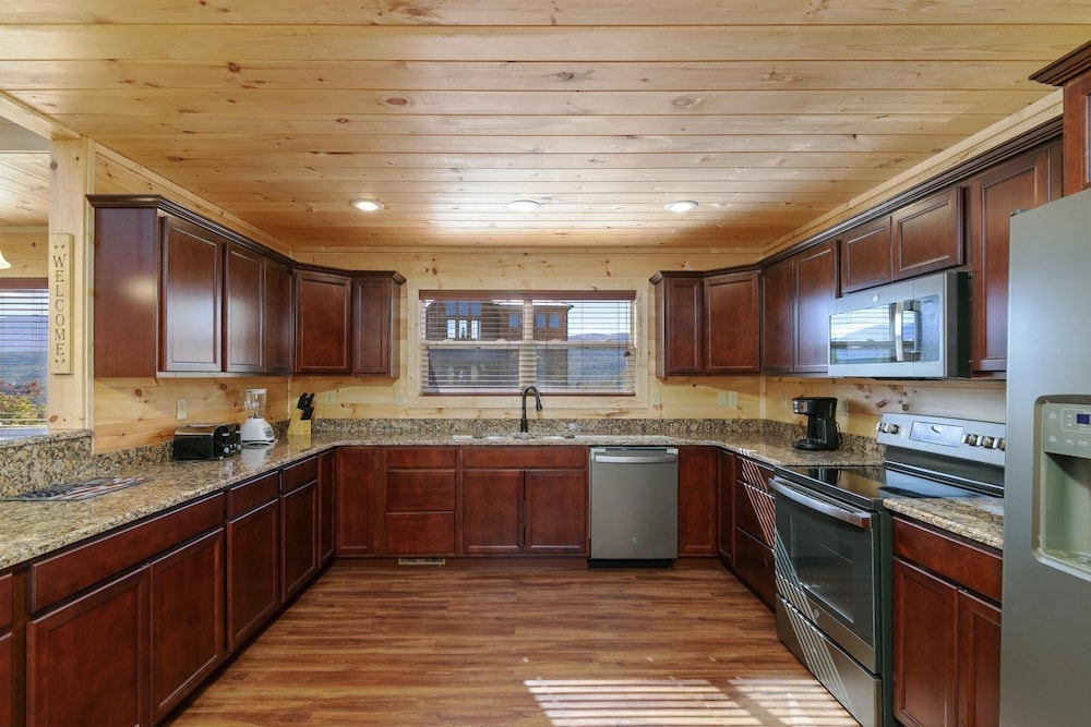Donwell Manor - 4 Bedrooms, 4 Baths, Sleeps 16 4 Cabin by RedAwning view 5