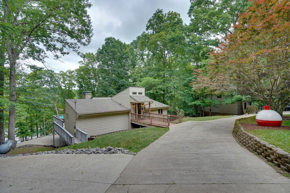 Lakefront Cadiz Home w/ Hot Tub! in Cadiz, US
