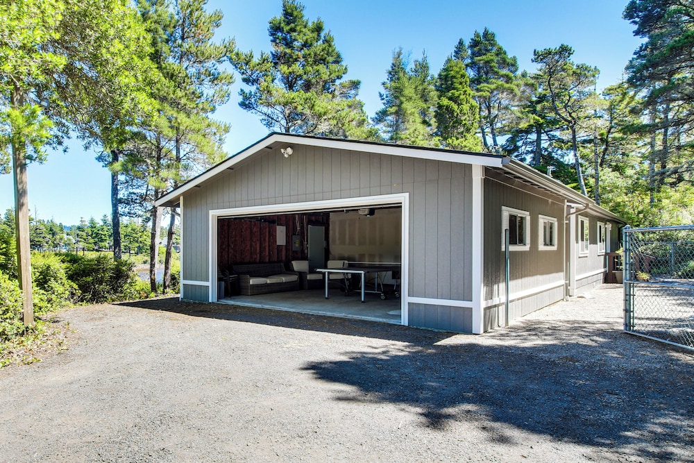 Quiet Lakefront Retreat < 2 Mi to Heceta Beach!