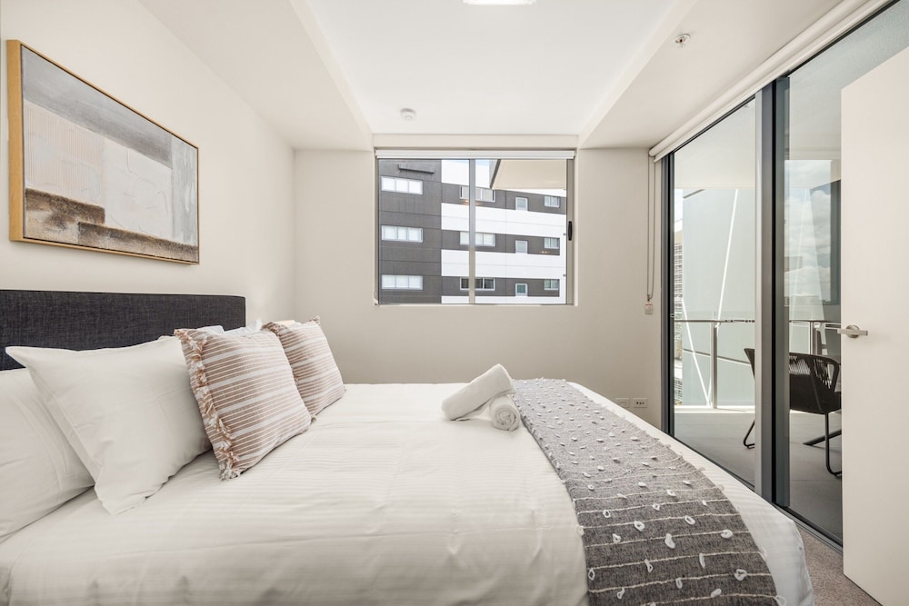 Chic West End Stay With Gym & Pool Access