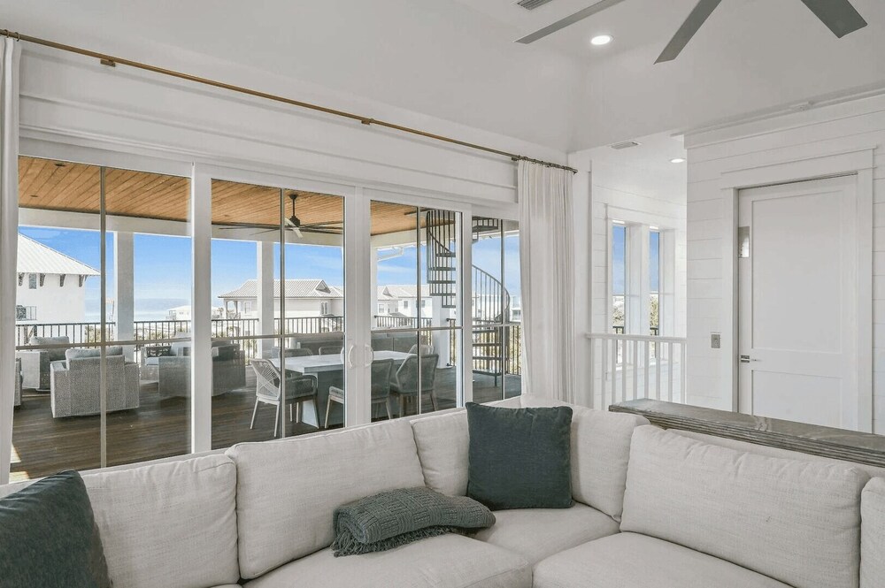 Sunset Pointe 30A by Avantstay Gulf Views, Carriage, Pool