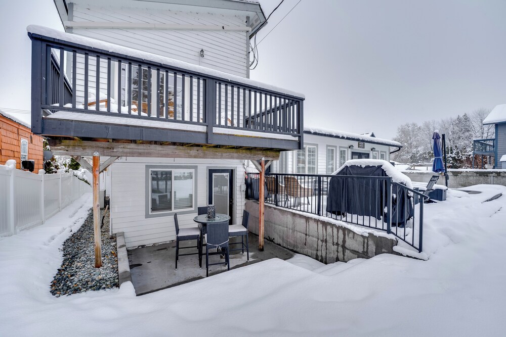 2 Blocks to Downton Chelan: Home w/ Hot Tub!