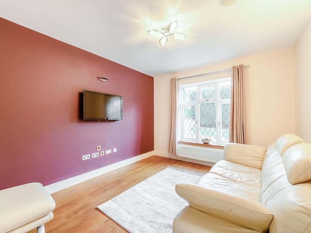 6 Bed House - Sleeps 11 - Pets - Garden - Parking