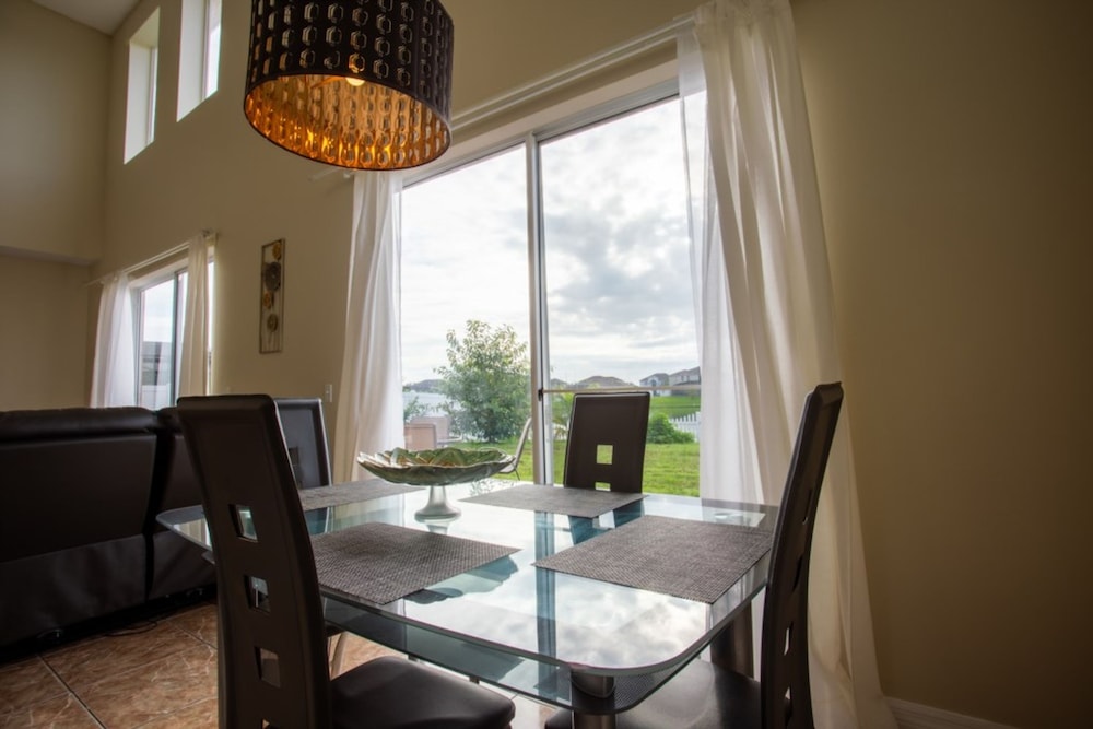 Cheerful 5 bed - 4 Bath Spacious Home