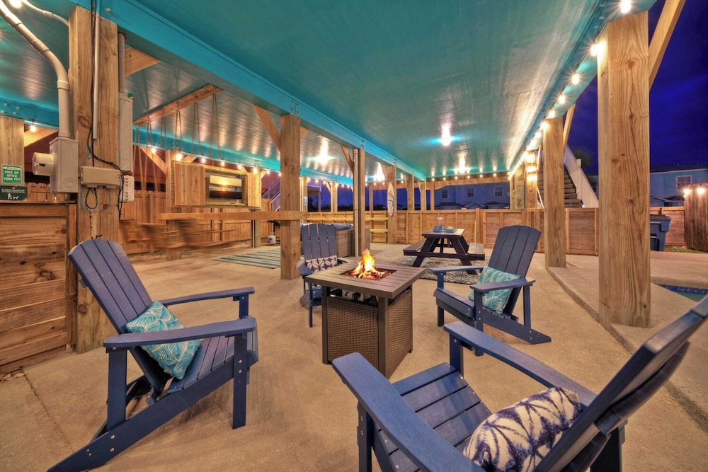 Sleeps 21, 2 Homes 2 Private Pools, Fire Pit, Swing Bar Walk to the Beach