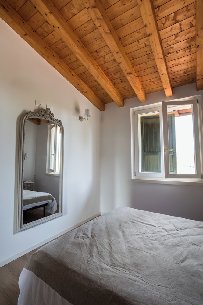 Elegant Lake Garda Villa With Garden