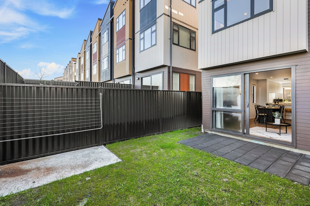 4BR Townhouse for Families Zodiak Stays
