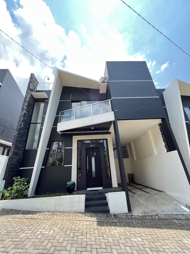 Arrayyan Executive Village Complex Batu