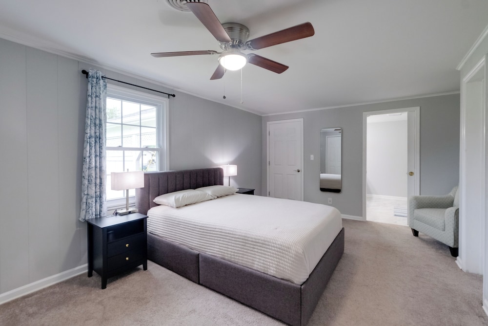 Fish, Relax & Enjoy Lake Views: Colonial Beach Gem
