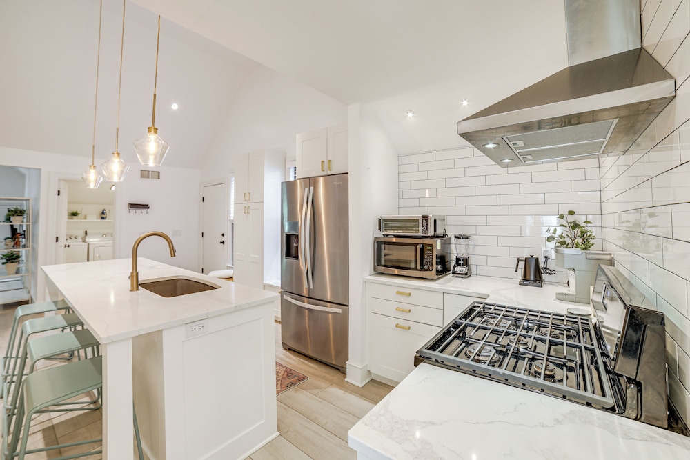 1 Mi to Dtwn Grand Rapids: Chic Condo w/ Balcony!