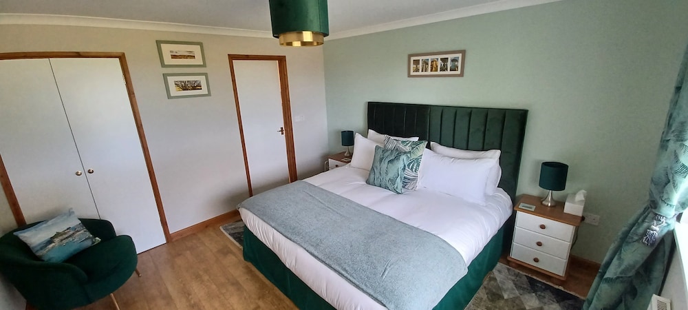 Relax With Amazing Views! 1-bed Studio in Tegryn view 5