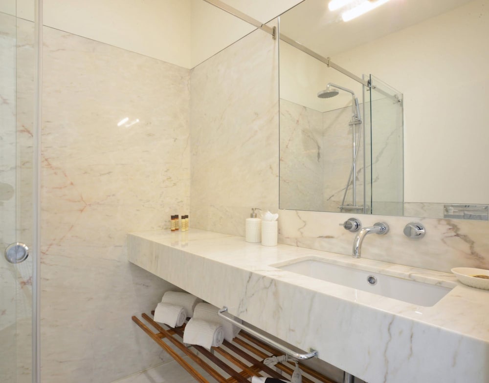Market 2A in Oporto With 2 Bedrooms and 2 Bathrooms view 3