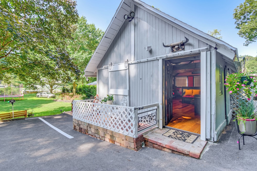 Creekside Milford Studio w/ Gas Grill + Mtn Views!