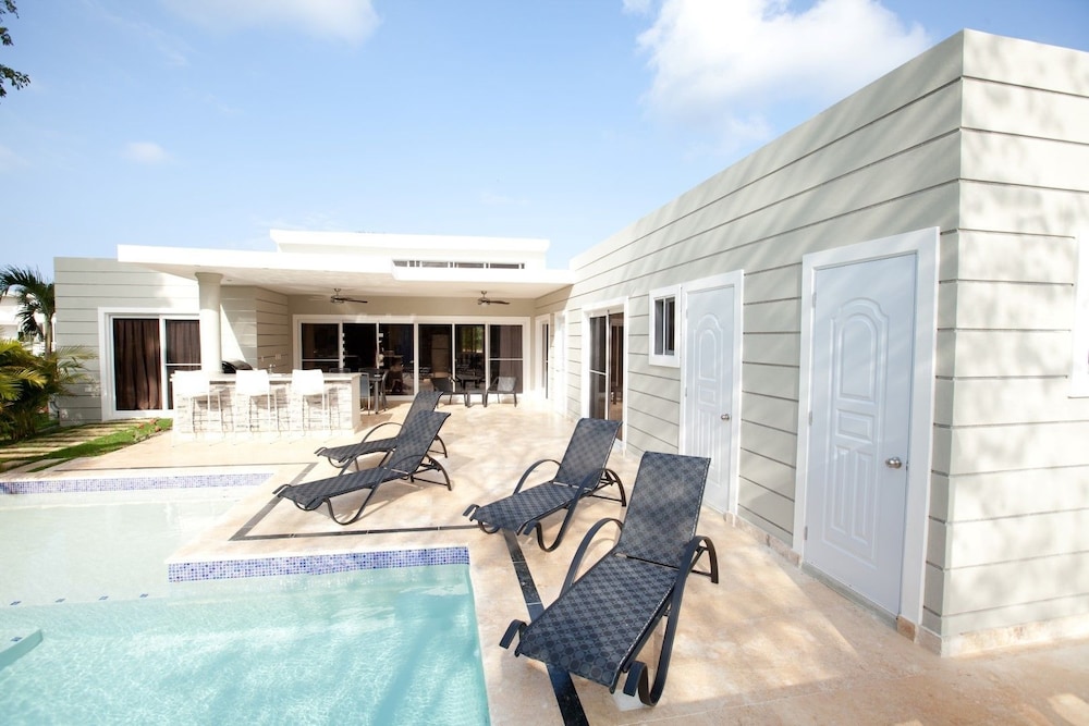 Stylish 3 bedroom w/ covered BBQ area by the pool