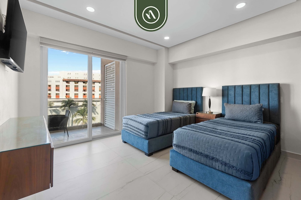 Tropical 2 BR Retreat - Close to the Beach - Pool