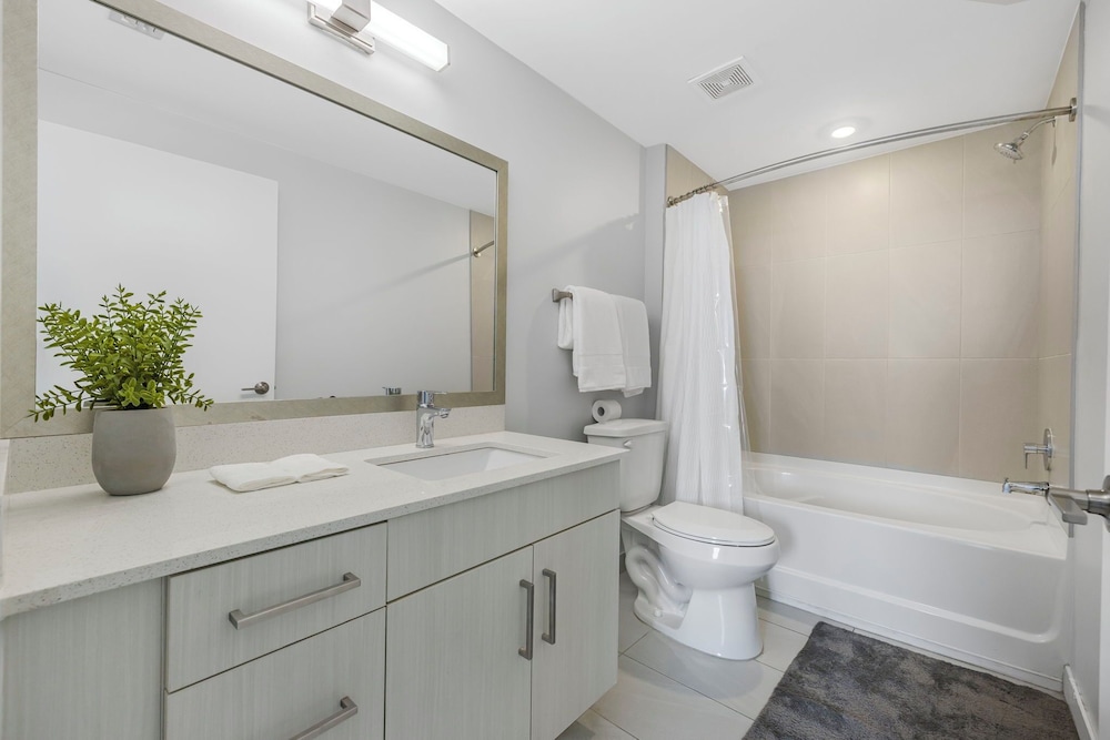 Stylish City-View Condo Pool Access