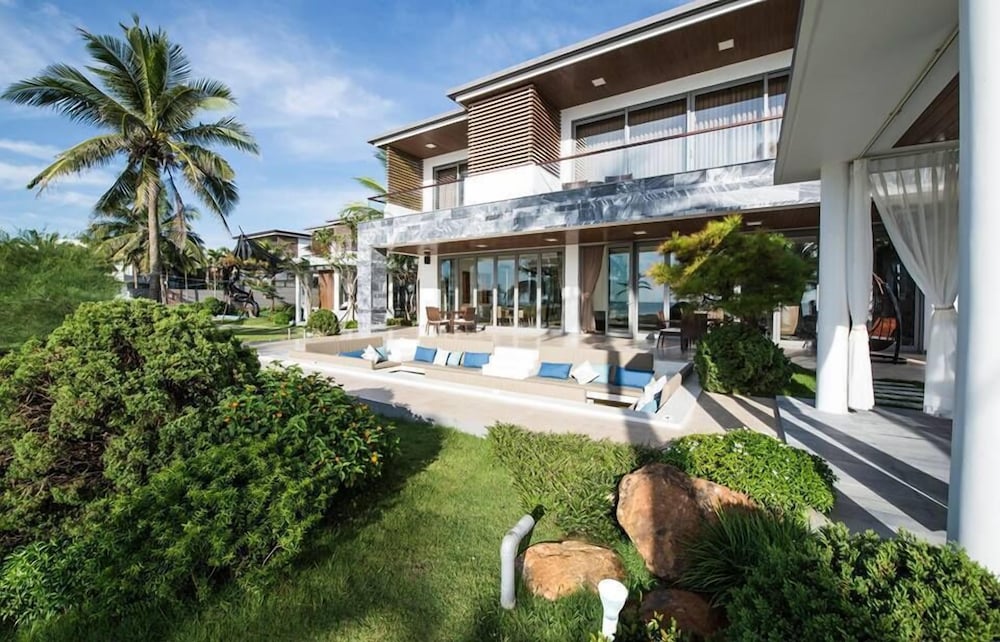 Luxury Yacht Villa