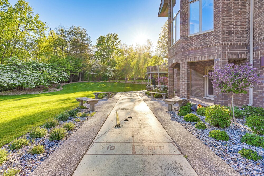 9 Mi to Svsu: Family Home w/ Deck & Yard