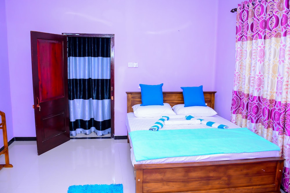 Gloriya Mathews Family Guest House view 4