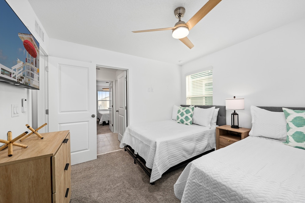 Light Welcoming Fun Resort Home Sleeps 20