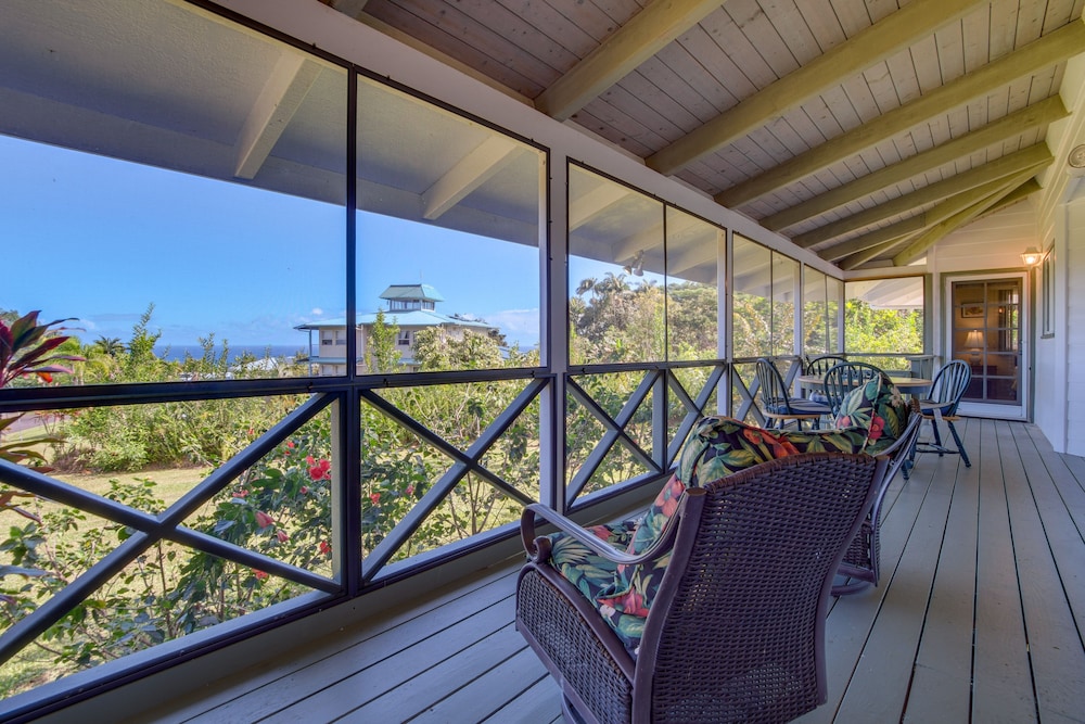 Big Island Vacations - Honomu Home w/ Screened Lanai  Ocean Views! - Property Image 1