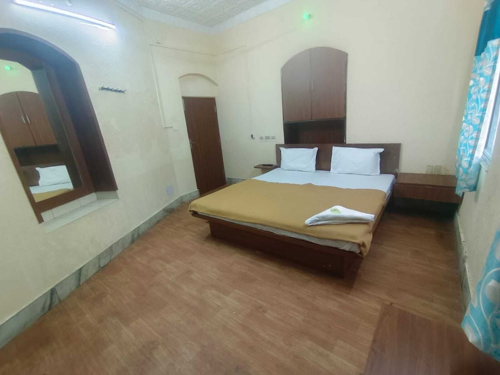 Dear Hotel