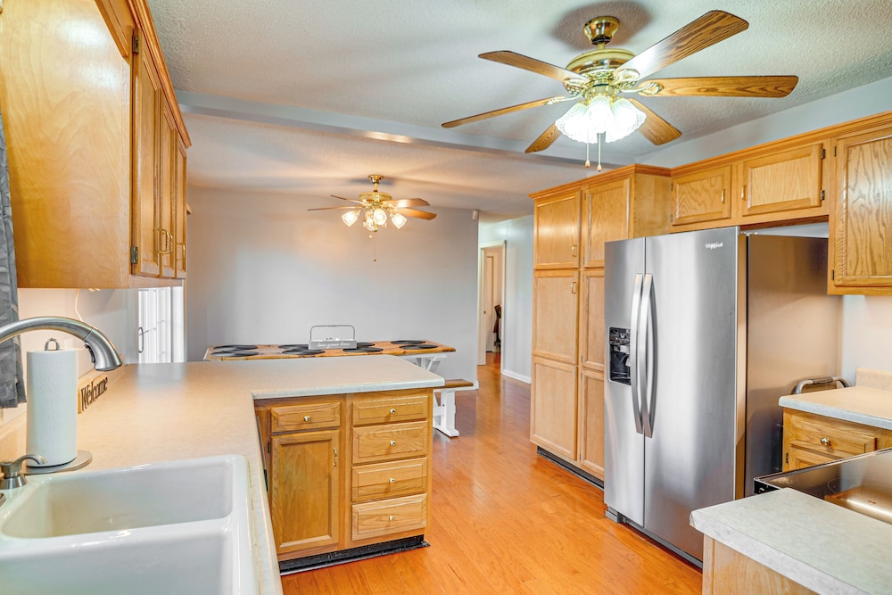 2 Mi to Lake Cumberland Access: Home w/ Grill