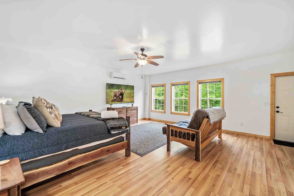New Listing - Luxurious Mountain Home for 8 With Amenities