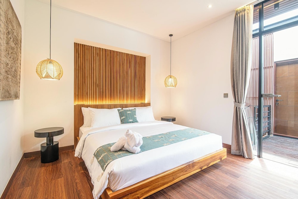 Elegant 6BR Canggu Villa Steps From the Ocean