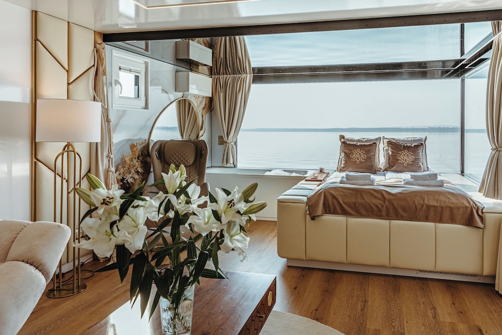 HT Houseboats