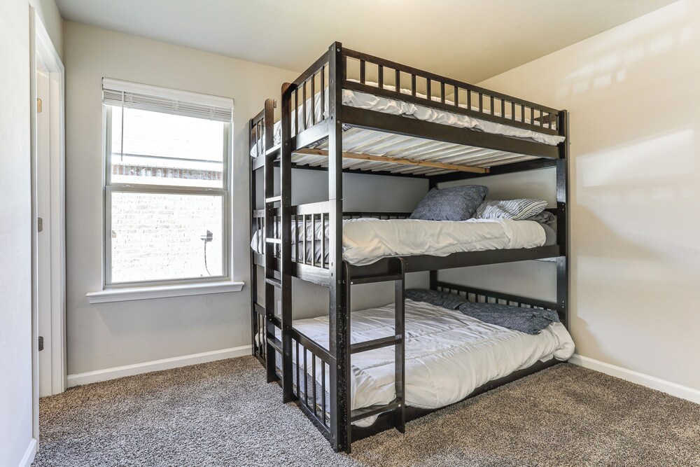 13 Mi to Baton Rouge: Family-friendly Home