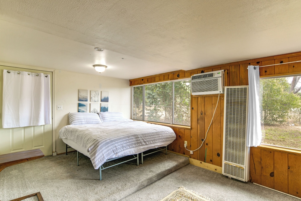5 Mi to Lake Oroville: Huge Riverfront Home!