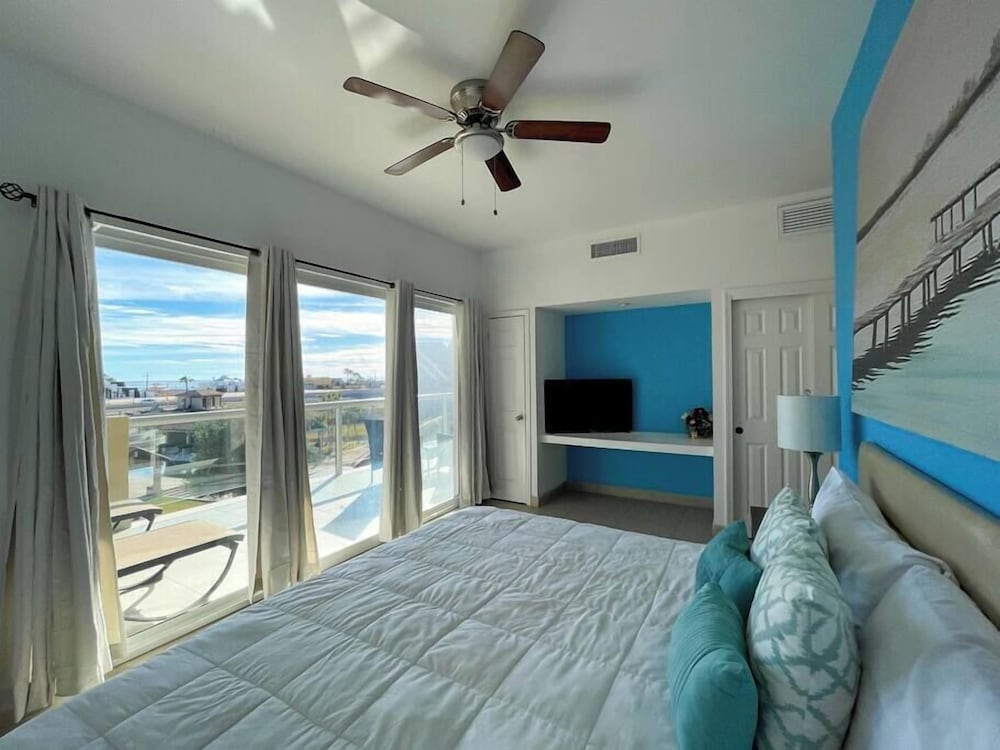 Admire Sea View From a Stunning Condo