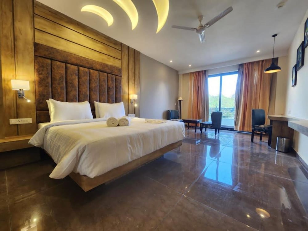 Goroomgo Portola Hotel By Parkside Dharamshala view 3