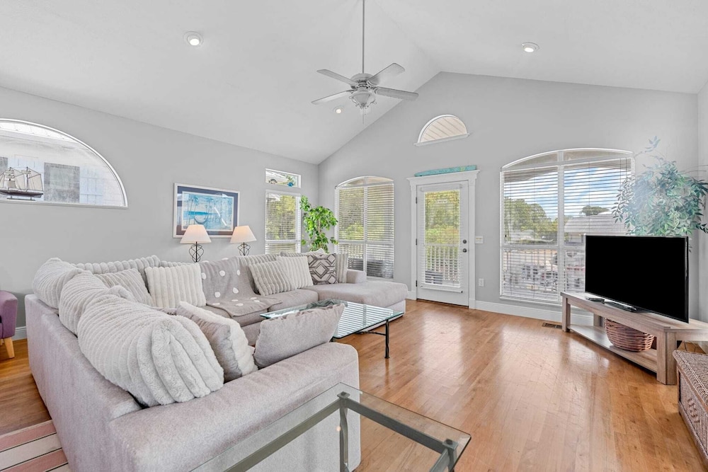 Walk to Santa Rosa Beach Private Pool, Balcony, and Coastal Views