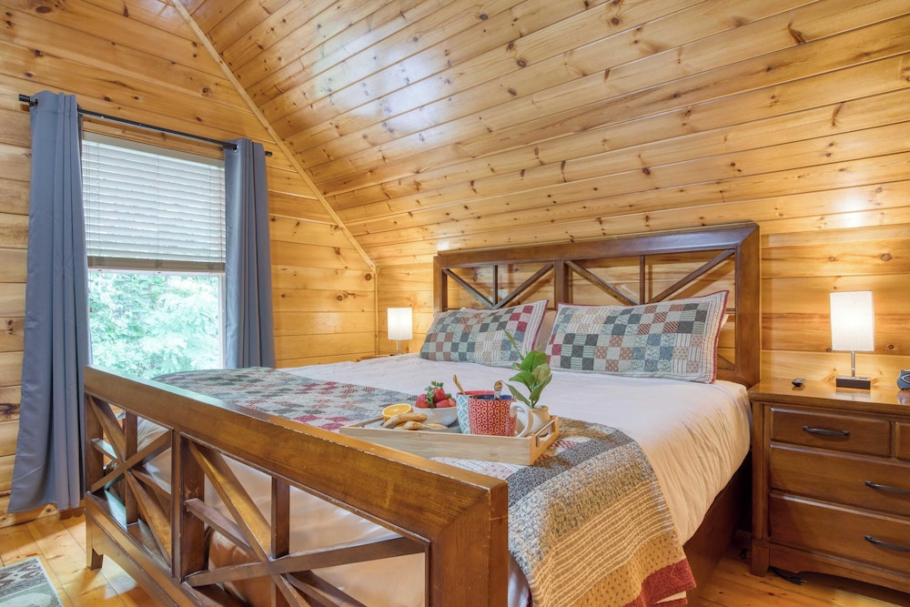 Triple Mountain View by Avantstay: Hot Tub, Game Room & Stunning Smoky Mountain Views