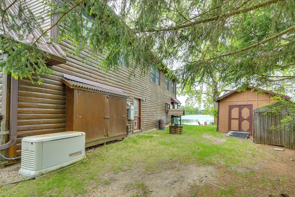 Lakefront Getaway w/ Fire Pit in Akron