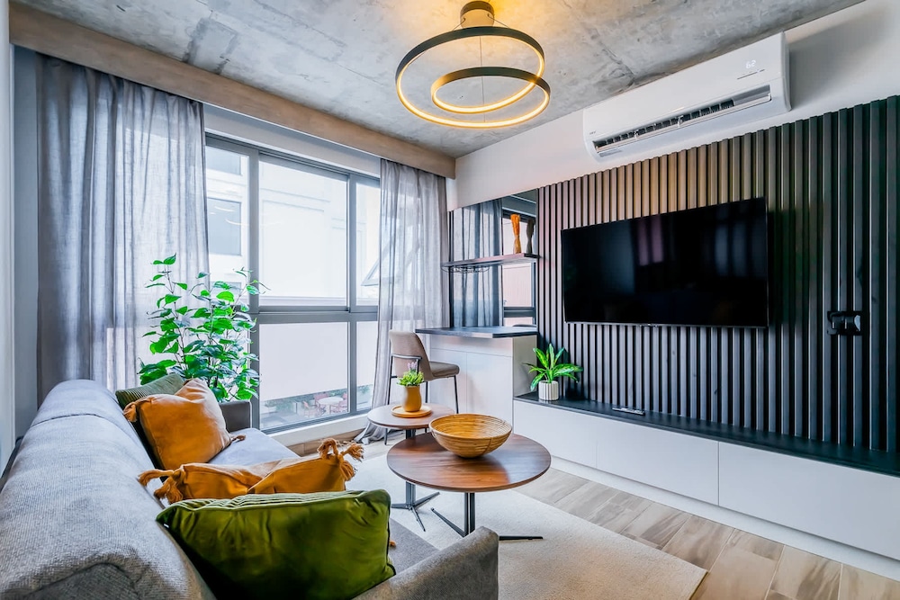 w Stunning 2BR w Great Deco in Centriqo