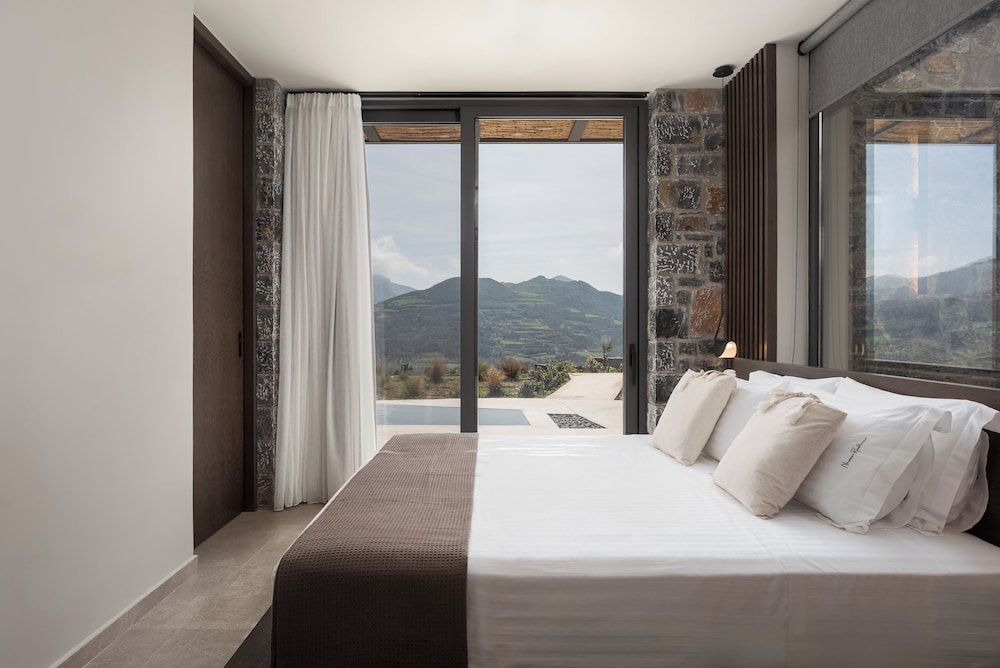 Neromai Cave Luxury Villas