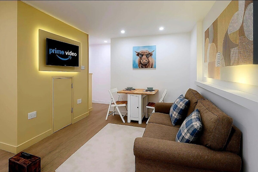 Modern Comforts 4 Bedroom Home for Work & Play