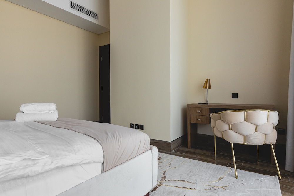 GLOBALSTAY. J One Tower Apartments