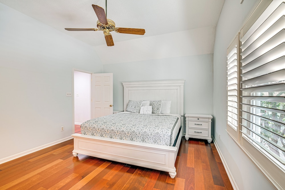 Steps to Sand: Walkable Condo in Myrtle Beach!