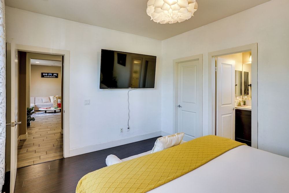 3 Mi to Disneyland: Home w/ Hot Tub + Game Room