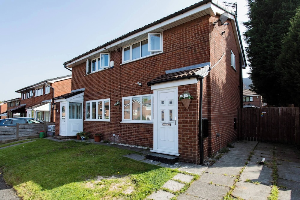 2 Bedroom Holiday Home Eith 3 Beds & Sofa Bed Near Manchester City Stadium