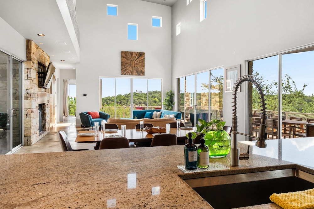 Luxury 7BR Hill Country Gem With Barndominium