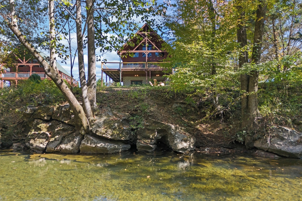 River View Dog Friendly Game Room w Hot Tub