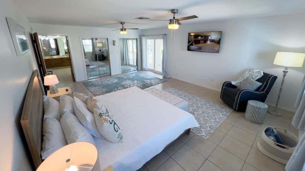 Fun Retro Island Vibe Sleeps 17 Beach 1 Block 4 Bedroom Home