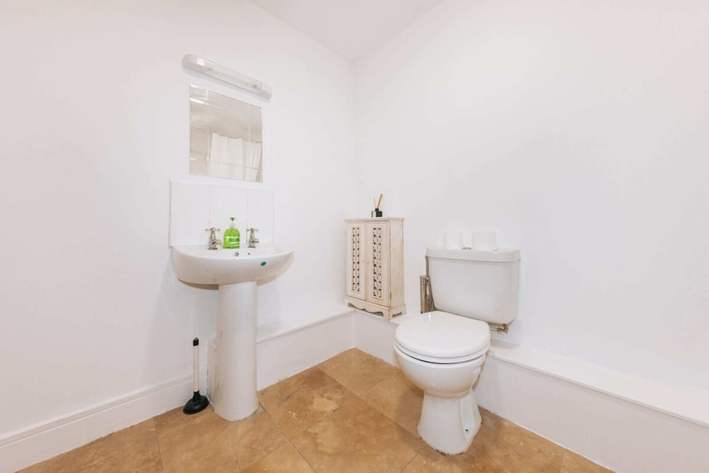 Exhilarating 2BD Flat With Outdoor Patio, Dublin!