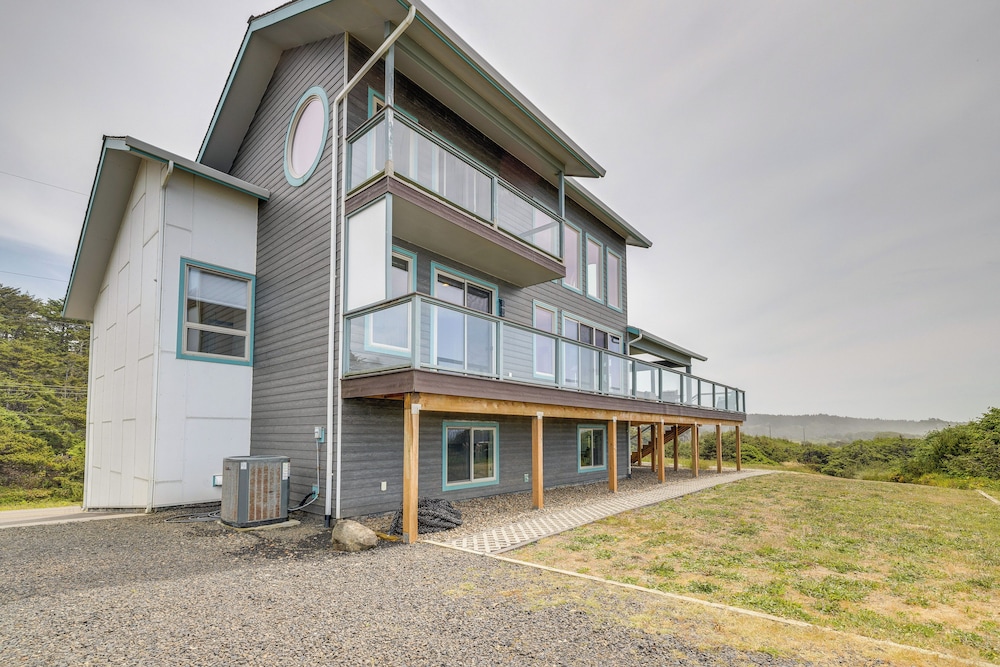 Oceanfront Home w/ Hot Tub, Sauna, 8 Mi to Newport view 5